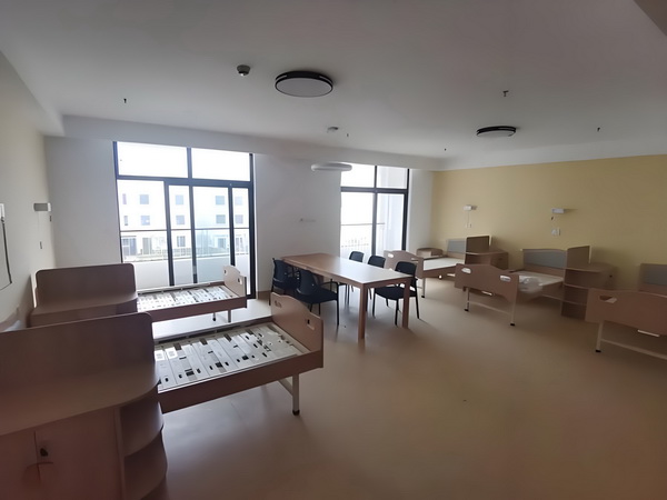 演硬汉成名却情路坎坷，8年不敢谈恋爱，遇小10岁的她成宠妻狂魔