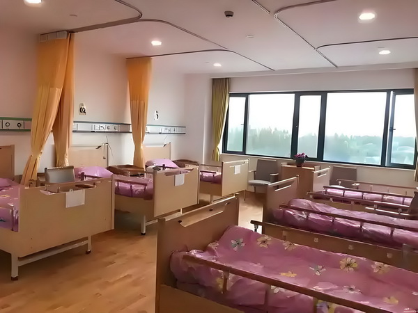 演硬汉成名却情路坎坷，8年不敢谈恋爱，遇小10岁的她成宠妻狂魔